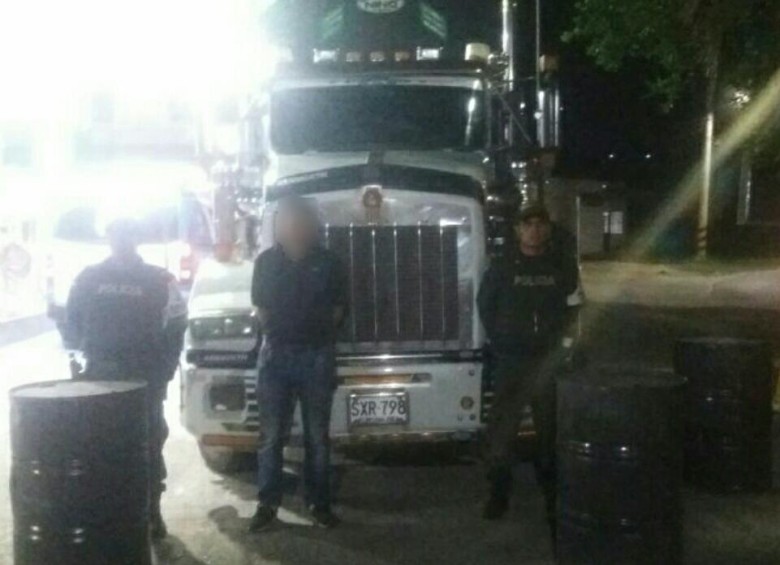 Policía sorprende a conductor de camión con 150 galones de combustible de contrabando