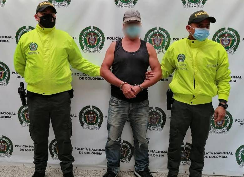 El hombre acusado de drogar con escopolamina y empalar a una joven de 18 años en el sector Manrique de Medellín, fue capturado en zona rural de Granada, oriente antioqueño. Foto: Policía Metropolitana 