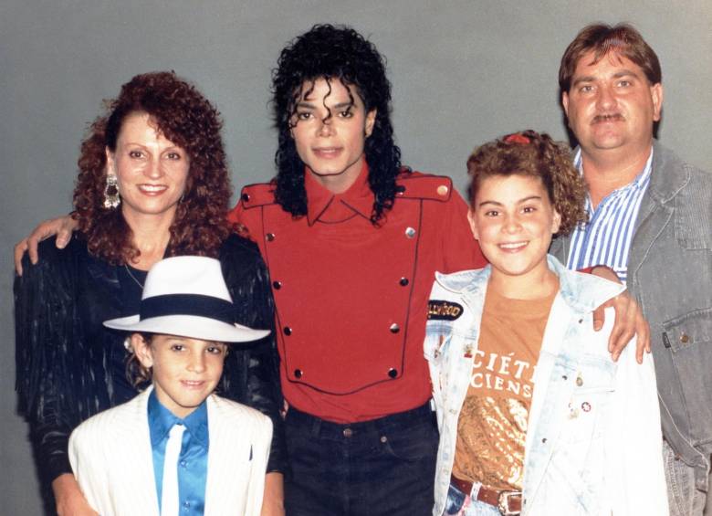 El rey del pop junto a la familia de Wade Robson, uno de los hombres que acusa a Michael Jackson de abuso sexual. Foto: cortesía HBO. 