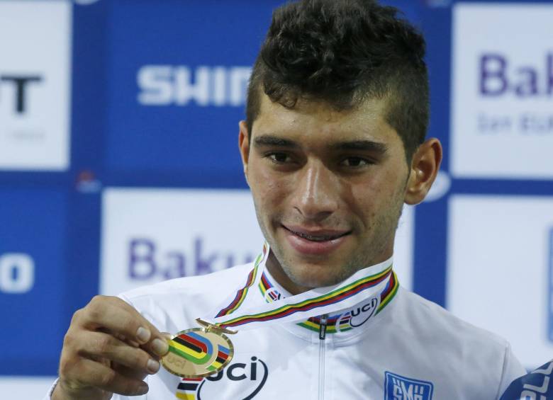Fernando Gaviria Rendón posa con la medalla de oro obtenida este sábado. FOTO AP