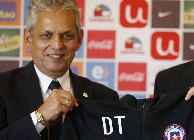 Reinaldo Rueda firmó ayer un contrato que lo vincula por cuatro años a la selección chilena. FOTO REUTERS 