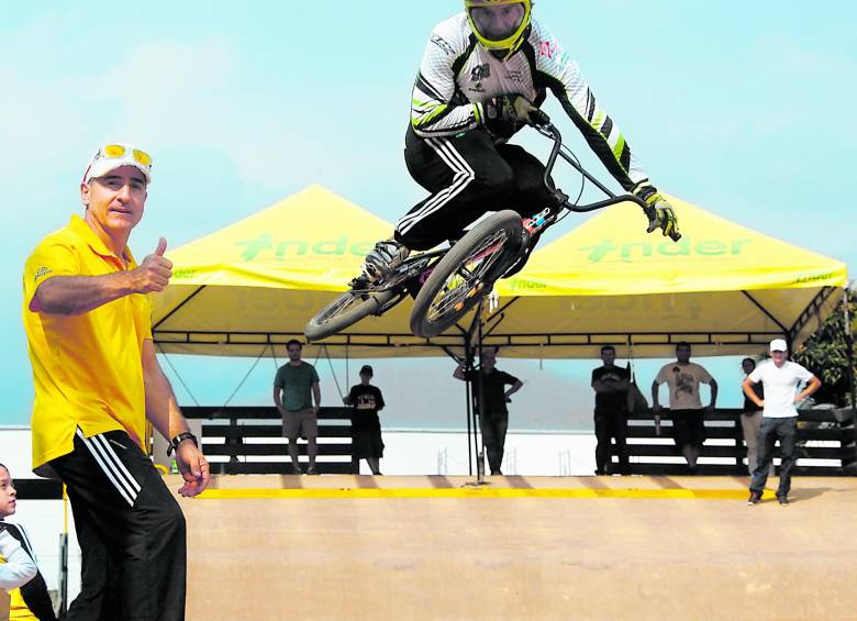 Oquendo, al lado del entrenador Wilson Jaramillo, se entrena pensando en el Mundial y los Olímpicos. FOTO JULIO CÉSAR HERRERA