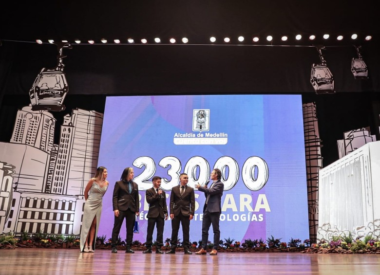 El evento realizado ayer en el Teatro Metropolitano contó con la participación de cientos de los jóvenes beneficiados por el programa para acceder a técnicas y tecnologías. FOTO CORTESÍA