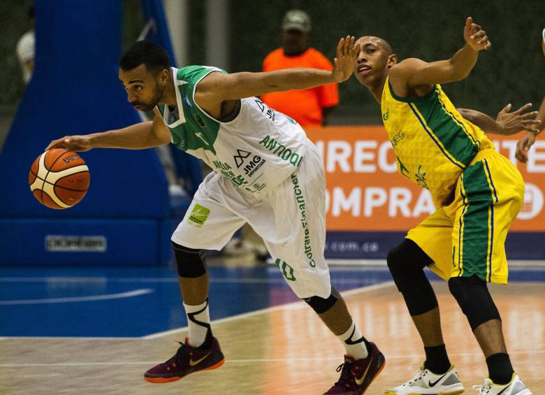 Tyler Murray es otro de los jugadores extranjeros que le aporta a Academia de la Montaña en el juego defensivo u ofensivo. Hoy será titular. FOTO jaime pérez 