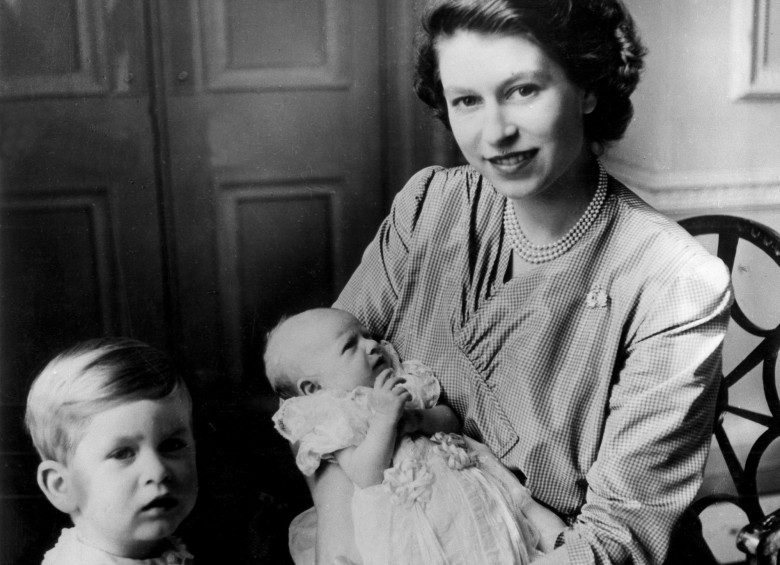 Cuando todavía era la princesa Isabel de Inglaterra, Duquesa de Edimburgo, tuvo sus dos primeros hijos el príncipe Carlos, a la izquierda y la pequeña princesa Ana en brazos, nacida 15 de agosto en Clerence House, residencia de la princesa y su marido. FOTO EFE