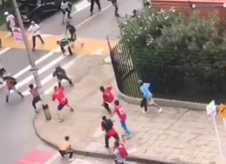 En video quedó registrado el enfrentamiento entre hinchas de Nacional y Medellín, en una vía pública del barrio Carlos E. Restrepo. FOTO: cortesía.