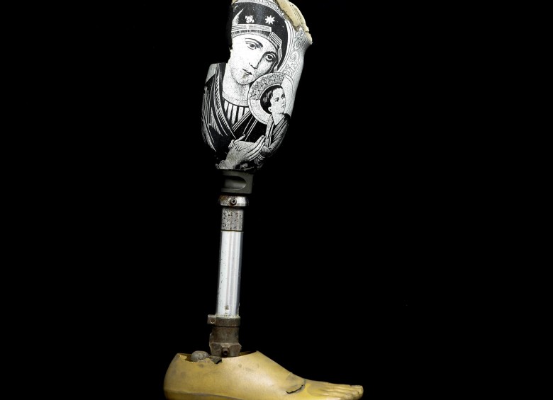La solución tras el combate. Tras perder la pierna derecha en un combate, un coronel del Ejército utilizó este aparato ortopédico endoesquelético al que le añadió la imagen de una virgen por su devoción religiosa. Foto: Manuel Saldarriaga