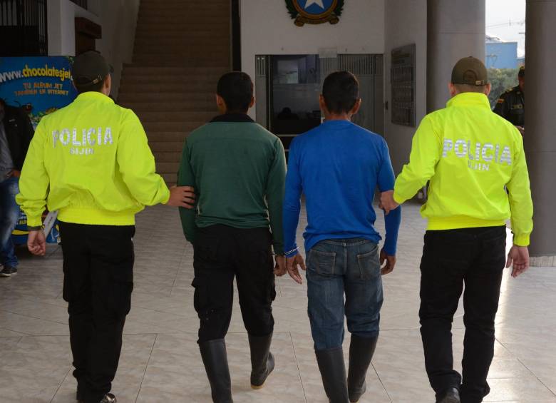Alias “Ronaldo” (derecha) y alias “Yuber” (izquierda), fueron presentados por la Policía Antioquia y el Ejército. FOTO Cortesía