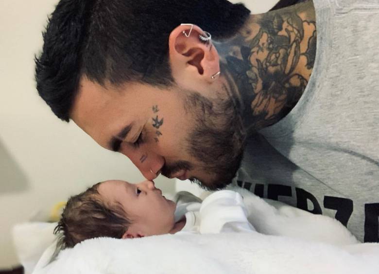 Imagen que Mateo Carvajal al lado de su hijo Salvador. FOTO INSTAGRAM