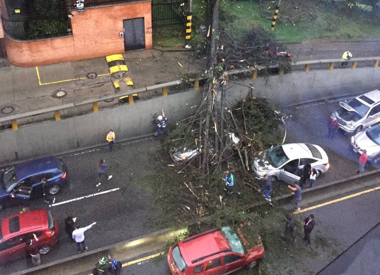 La vía que comunica a La Calera con Bogotá permaneció cerrada durante la tarde. FOTO Twitter @pilitiano