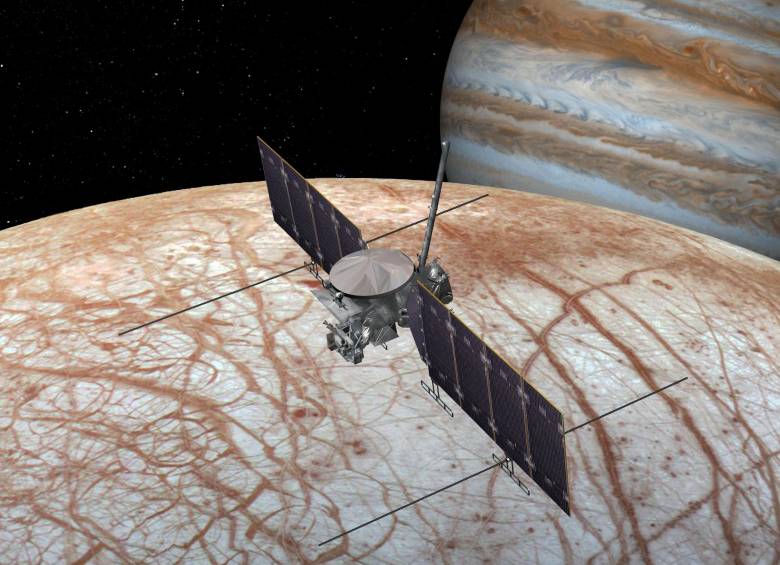 En la representación artística se ve a la nave espacial Europa Clipper de la Nasa, que se está desarrollando para su lanzamiento en algún momento de la década de 2020 para visitar a esta luna de Júpiter. FOTO Nasa/JPL-Caltech