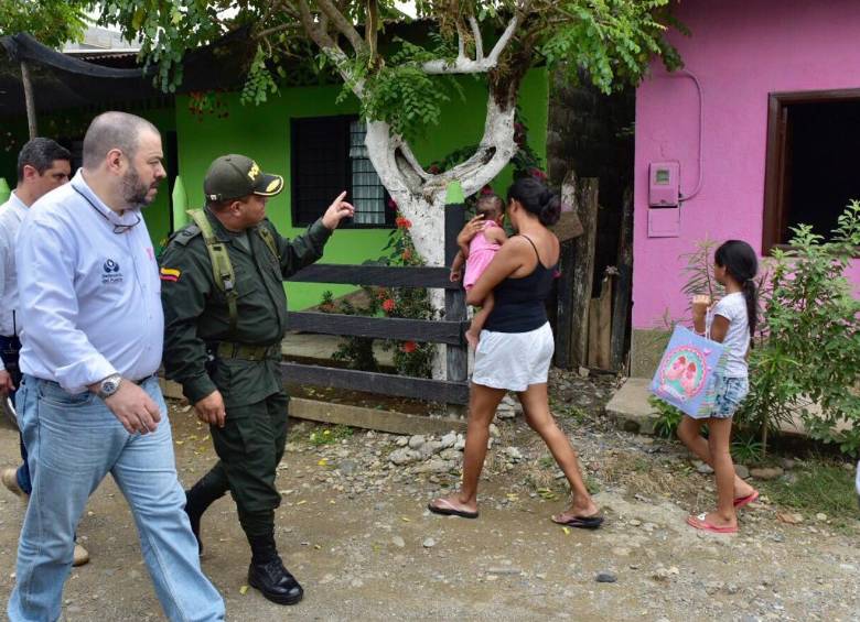 El defensor del pueblo, Carlos Alfonso Negret, recorrió el sábado el municipio de Cáceres. Los habitantes del Bajo Cauca sufren por el enfrentamiento entre grupos armados. FOTO CORTESÍA DEFENSORÍA