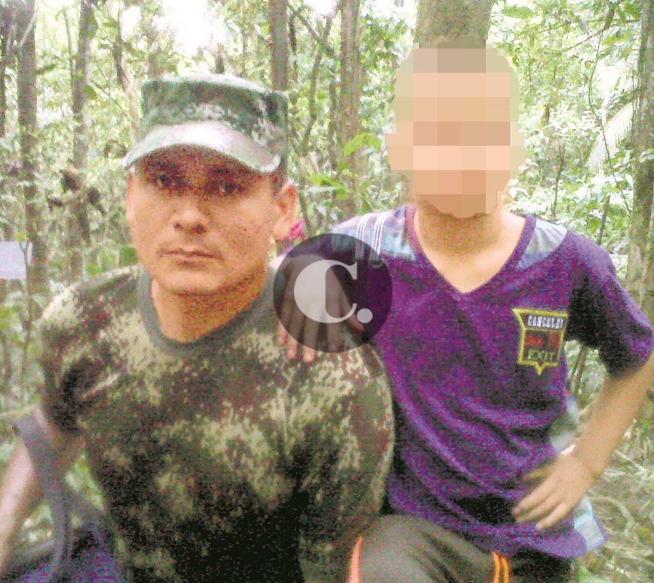  Jefe guerrillero de las Farc con su hijastro en un campamento. FOTO CORTESÍA EJÉRCITO