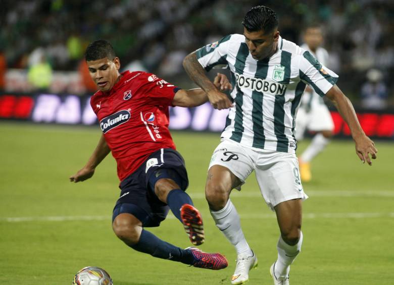 Al clásico le faltaron goles, en eso coincidieron los jugadores, entre ellos Francisco Nájera, Luis Ruiz y Goma Hernández. En acción Jorge Arias con Jéfferson Duque. FOTO Manuel Saldarriaga