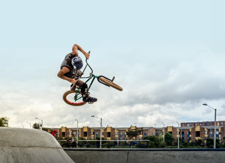 Julián David Molina, nacido en Andes, da muestras de destreza en su bicicleta. FOTOs cortesía Red Bull