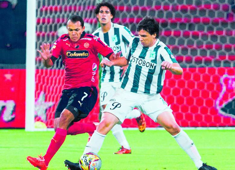 Juan David Pérez intenta eludir las marcas de los verdes. Contó con poca fortuna en el clásico. FOTO Julio César Herrera