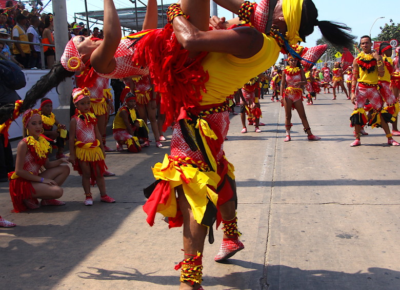 Baile y música acompañaron la sátira, representativa de este desfile. Foto: Greisy Bettin - Colprensa 