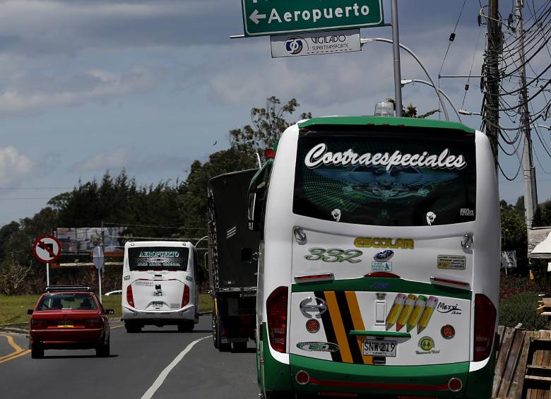 Usuarios de rutas al aeropuerto encuentran riesgo en señales y resaltos 