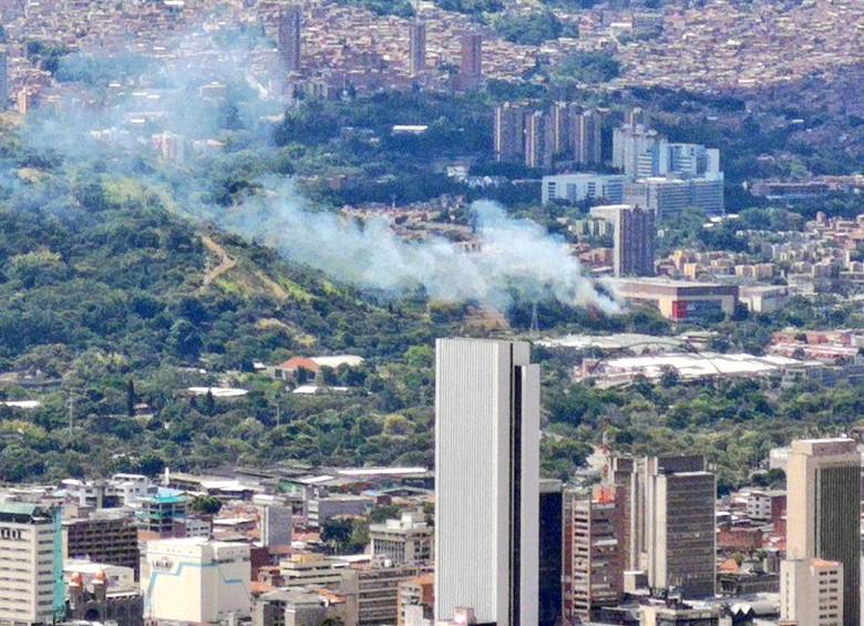 El incendio se presenta en el costado norte del cerro El Volador. FOTO CUENTA DE TWITTER @DAGRDMEDELLIN