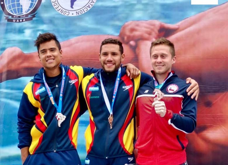 Alejandro Arias y Sebastián Morales junto al chileno Donato Neglia, en el podio del trampolín 3 metros en Perú. FOTO CORTESÍA-FECNA