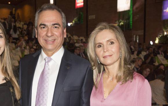 Adriana Salazar, esposa de Sergio Ignacio Soto (q.e.p.d.) recibió anoche el galardón Gratitud Perenne que Fenalco Antioquia le entrego en la Noche de los Mejores 2020. FOTO Edwin Bustamante
