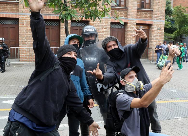 Algunos marchantes aprovecharon la calma para sacarse selfies con los agentes del Esmad.