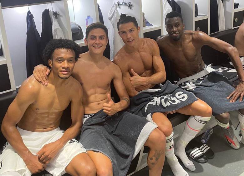 El argentino Paulo Dybala compartió en sus redes sociales una foto desde camerino, tras la goleada 4-0 ante Lecce, junto al colombiano Juan Guillermo Cuadrado. FOTO TOMADA DE TWITTER
