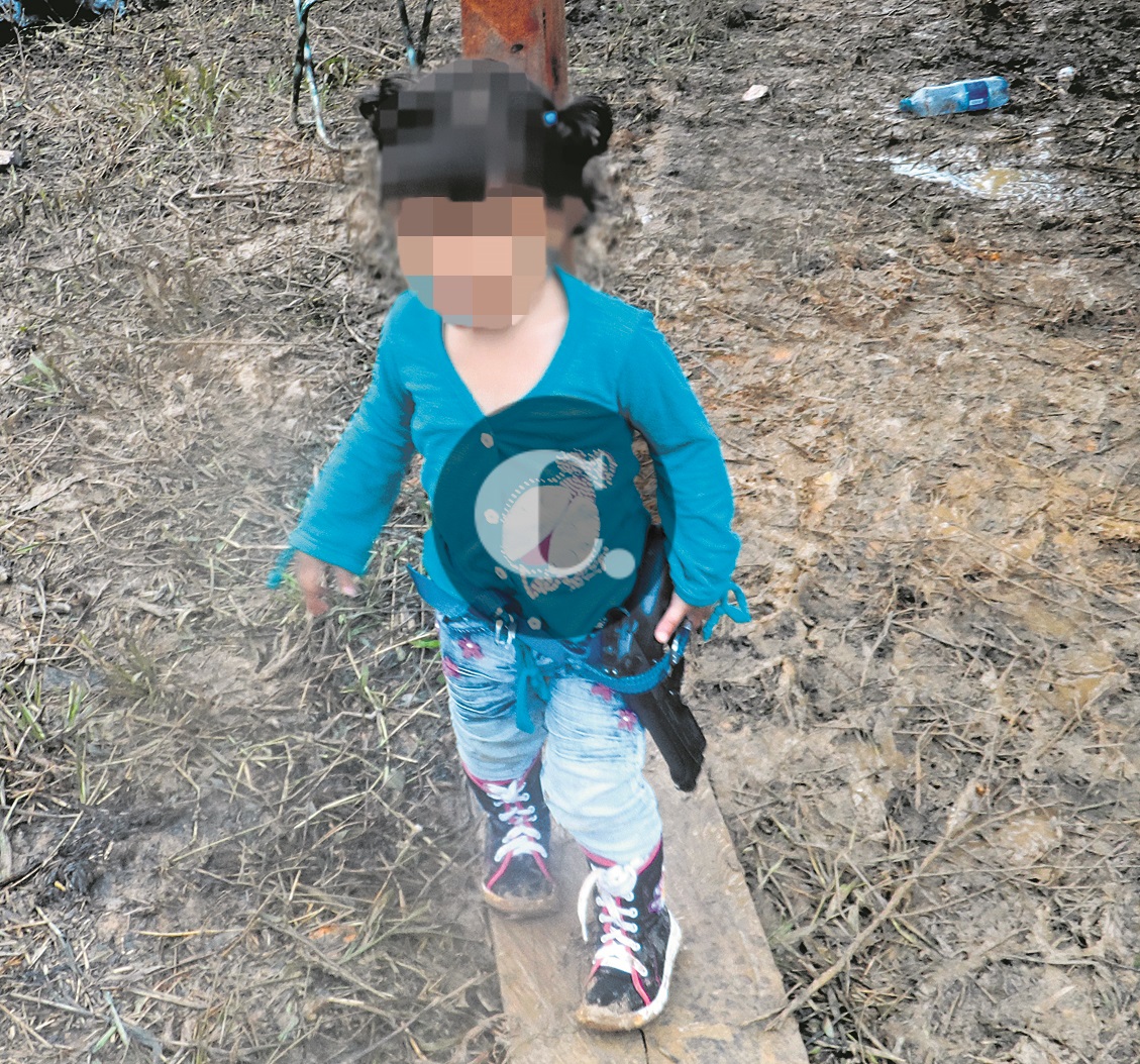 Hija de alias “Cancharina” portando una pistola. FOTO CORTESÍA EJÉRCITO