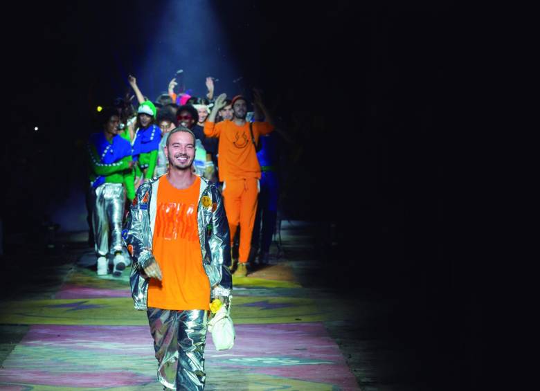 J Balvin salió al final, acompañado por los modelos, que bailaron una de sus canciones. Foto: Edwin Bustamante