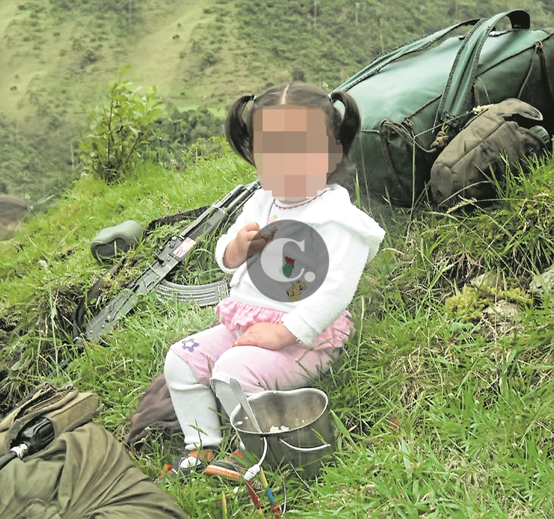 Pequeña en un campamento del Eln. FOTO CORTESÍA EJÉRCITO