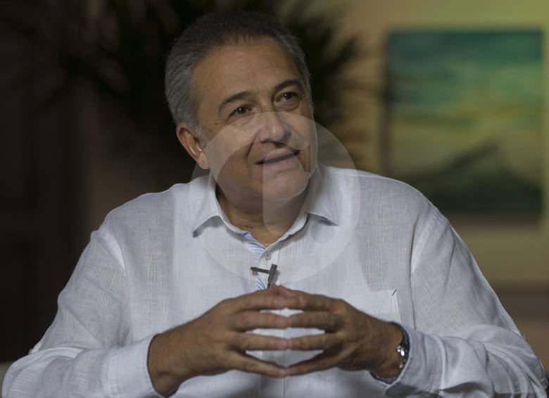 El presidente Juan Manuel Santos confirmó que el general (r) Óscar Naranjo relevará al vicepresidente Germán Vargas Lleras, una vez este renuncie el próximo mes para aspirar a la Presidencia. Naranjo tiene apoyo mayoritario en los partidos y asumiría en marzo. FOTO Donaldo Zuluaga
