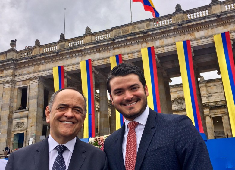 El líder del partido Colombia Justa Libres, Ricardo Arias Mora, junto a su hijo Ricardo Arias Macías, durante la posesión presidencial de Iván Duque. FOTO Twitter