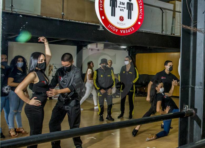 Bailarines y profesores deben usar tapabocas, ocupar los espacios en un 30 % de su capacidad, mantener distancia de dos metros y los instructores deben usar guantes. FOTO Juan Antonio Sánchez
