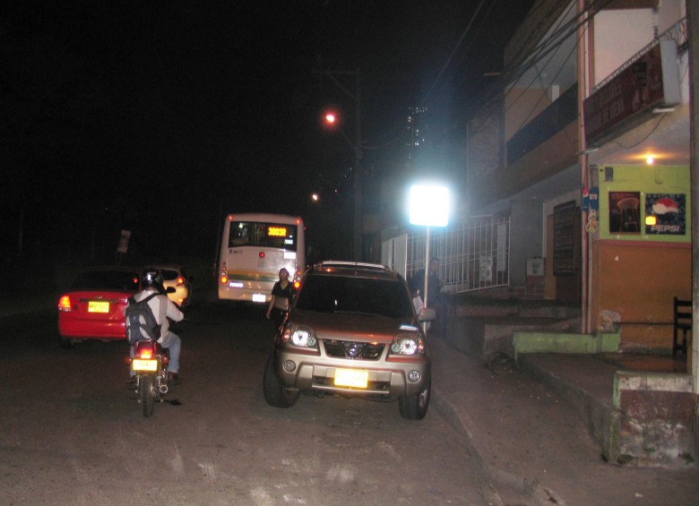 Ocupación del parqueadero de buses alimentadores en una calle del barrio Belén Rincón, occidente de Medellín. Foto Rodrigo Martínez