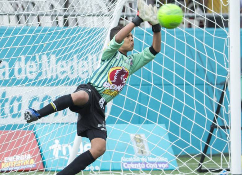 Andrés Felipe Tovar llegó al cobro de los penaltis sin recibir gol en los 5 partidos jugados: 3 en fase de grupos, uno en octavos y ayer el 0-0 con Urb. Quinta Oriental de Cúcuta. FOTO edwin bustamante 