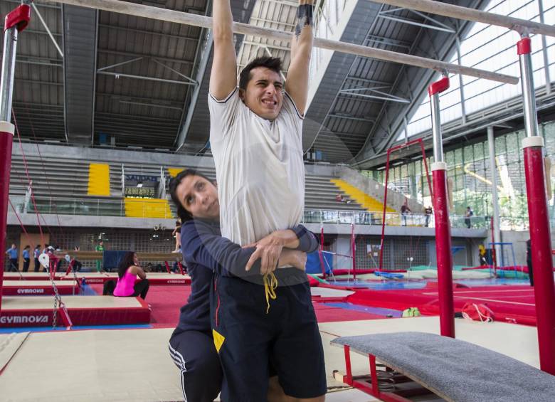 Katish y Ángel, madre e hijo que dan ejemplo de tesón y disciplina en la gimnasia colombiana. FOTO Julio César Herrera