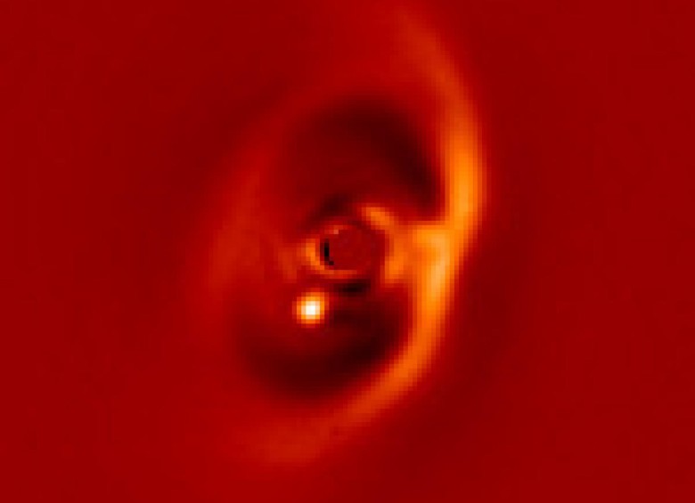 El punto brillante es el planeta en formación. Foto ESO/A. Müller, MPIA