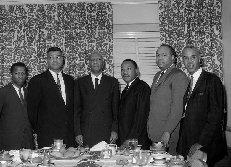 Foto tomada el 3 de julio de 1963. El clérigo estadounidense y líder de los derechos civiles Martin Luther King y otros líderes del movimiento negro de los derechos civiles (de izquierda a derecha) John Lewis, Whitney Young, Philip Randolph, Martin Luther King, James Farmer y Roy Wilkins. FOTO: AFP