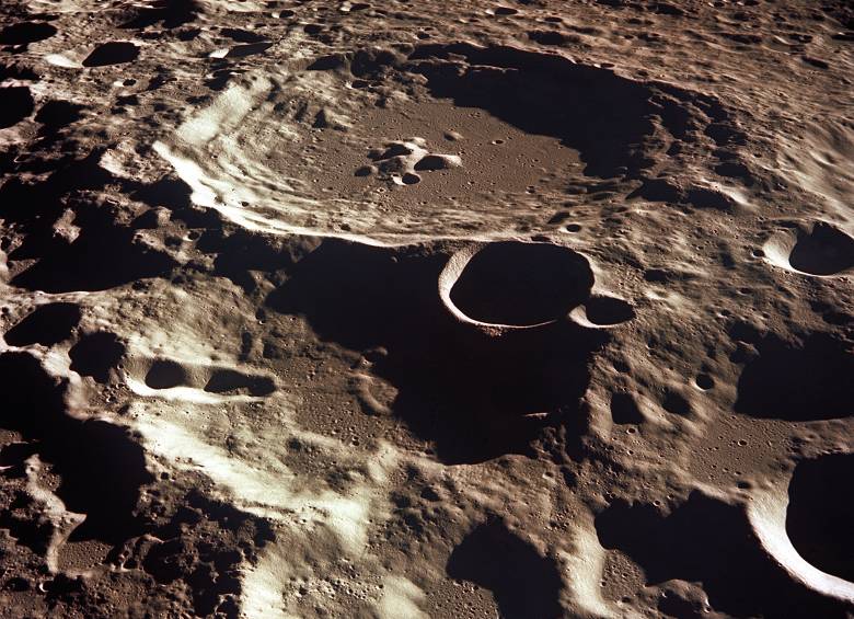Cráter Dédalo en el lado oculto, de 80 kilómetros de longitud, captado por la Apolo 11 en julio de 1969. Estos rasgos se formaron por el choque con asteroides y meteoritos. FOTO Nasa