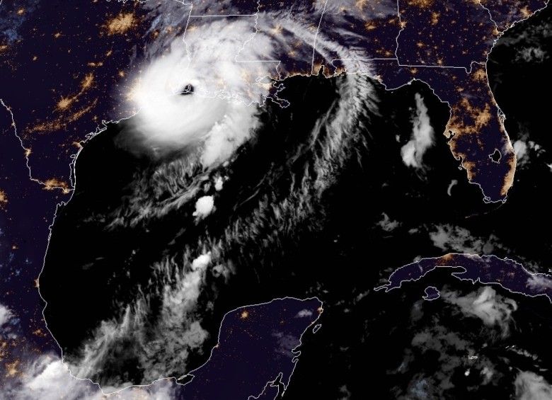 El ojo del potente huracán Laura, de categoría 4 -de un máximo de 5-, tocó tierra este jueves en la costa de Luisiana con vientos máximos sostenidos de hasta 240 kilómetros por hora, informó el NHC. FOTO EFE