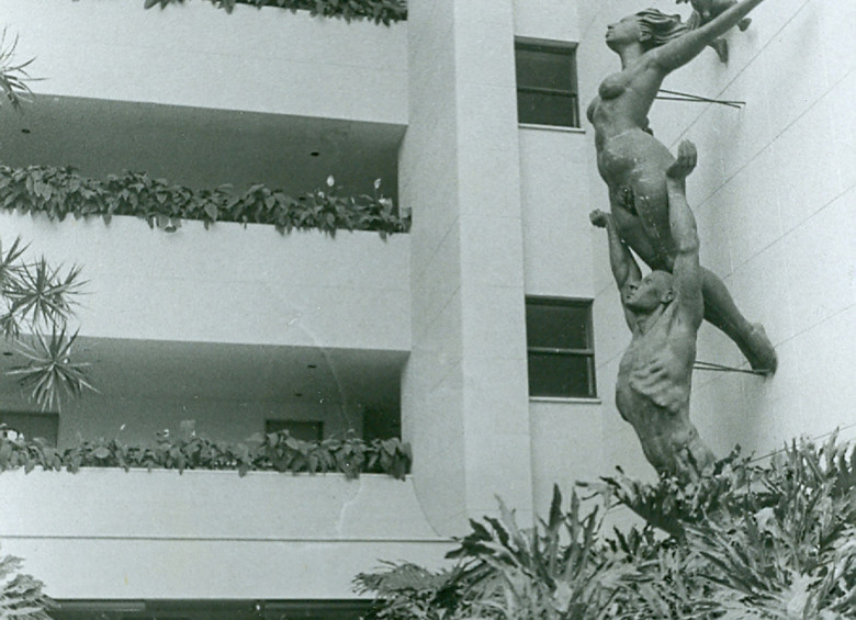 Fue desmontada del edificio y estuvo en custodia de la Policía. Ahora estará en el Museo de Antioquia. Fecha: El 13 de enero de 1988. Foto El Colombiano