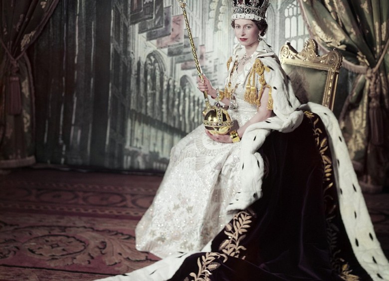 La reina posa durante su coronación en 1953. FOTO Archivo