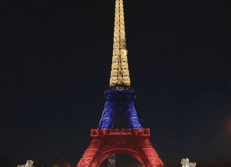 Montaje de la Torre Eiffel con los colores de la bandera colombiana. FOTO: @Wibbbastidas