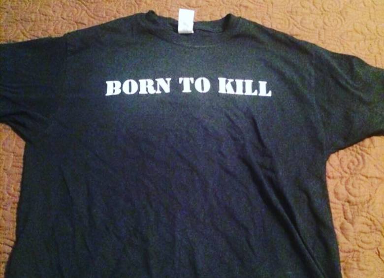 En Facebook publicó varias prendas alusivas a la muerte. Esta camisa fue publicada en su Facebook y es la que habría usado al momento de atacar la escuela. FOTO FACEBOOK
