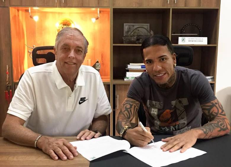 Andrés Botero y Dayro Moreno, durante la firma del contrato del atacante tolimense. FOTO CORTESÍA ATLÉTICO NACIONAL