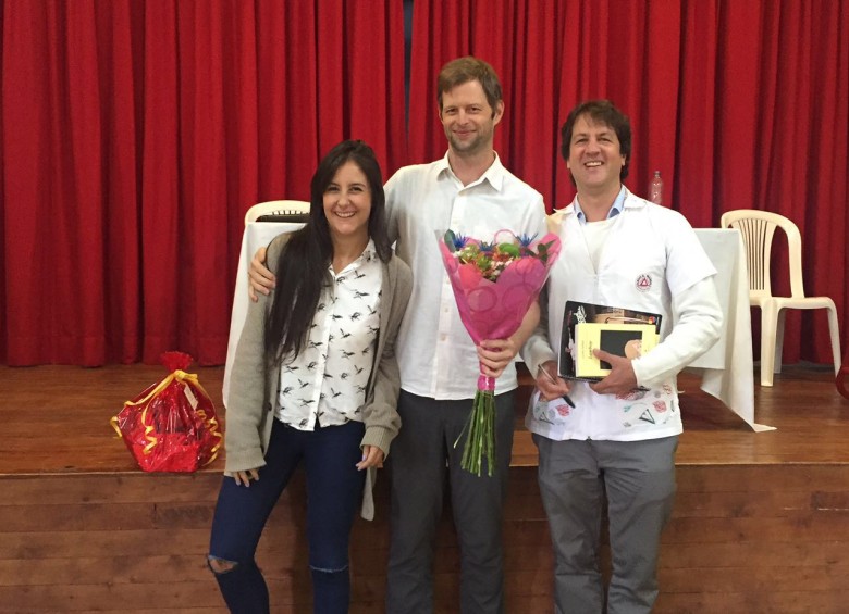  A John Wray le dieron flores en el colegio El Triángulo, también el lunes. Muchas sorpresas, que emocionaron a los escritores invitados a la Fiesta.