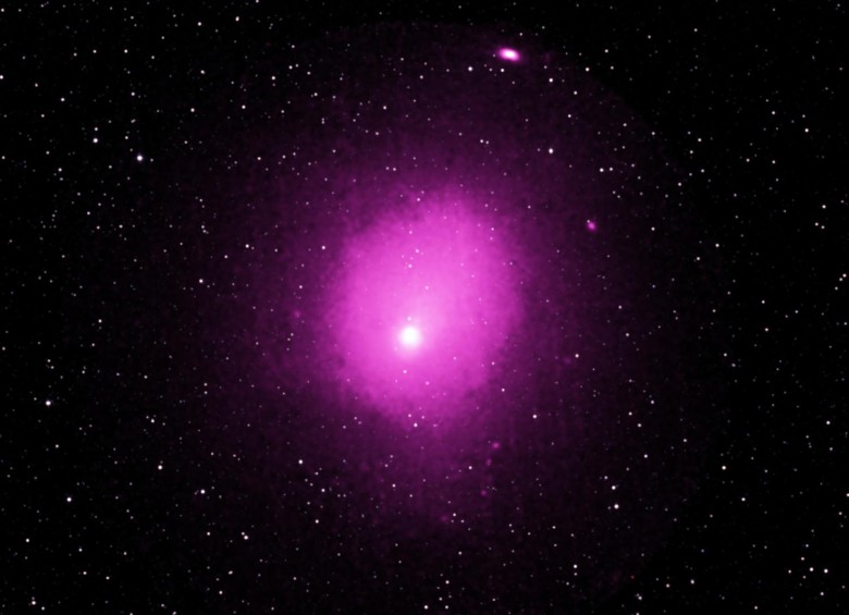 Imagen compartida este jueves 27 de febrero en la que se ve un cúmulo de galaxias de Ophiuchus visto en un compuesto de datos de rayos X, radio e infrarrojos. Foto: Nasa