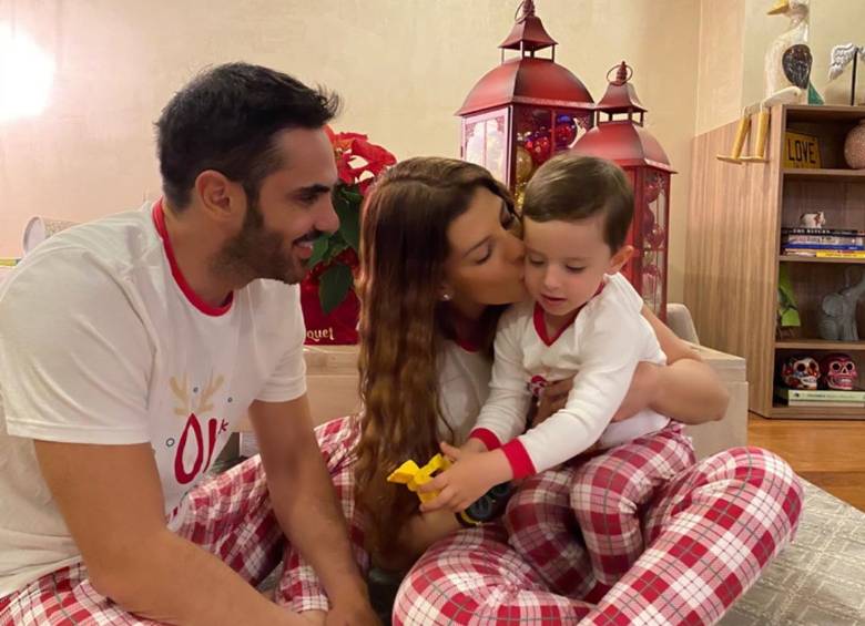 Imagen de Linconl Palomeque y Carolina Cruz, con su hijo, en la celebración de Navidad. FOTO INSTAGRAM