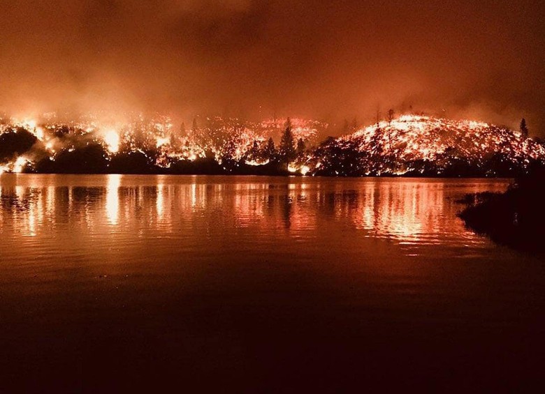 Incendios forestales declarados cerca de Whiskeytown, California. Dos bomberos ya murieron por el fuego que actualmente ha quemado 19.550 hectáreas. Foto: EFE