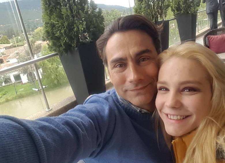 En la cuenta de Instagram de Mauro Urquijo, su esposa y su hija (en la foto) comparten el estado de salud del actor. FOTO Cortesía Instagram.com/maurourquijov